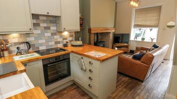 Feriehus | Privat køkken | Køleskab, mikrobølgeovn, kogeplade, køkkentøj/tallerkener/redskaber