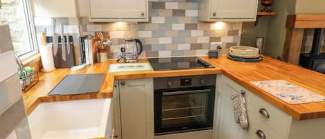 Cottage | Private kitchen | Fridge, microwave, stovetop, cookware/dishes/utensils