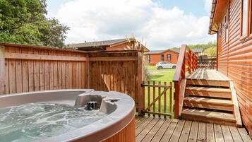 Cottage | Outdoor spa tub