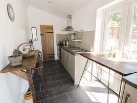 Cottage | Private kitchen | Fridge, electric kettle, toaster, cookware/dishes/utensils
