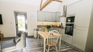 Cottage | Bếp riêng | Máy rửa bát, dụng cụ nấu nướng/bát dĩa/dao nĩa 