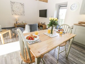Cottage | Private kitchen | Dishwasher, cookware/dishes/utensils