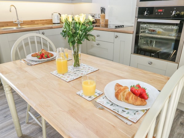 Cottage | Private kitchen | Dishwasher, cookware/dishes/utensils