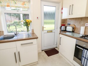 Cottage | Private kitchen | Fridge, microwave, stovetop, cookware/dishes/utensils - Goodrest (Verwood)