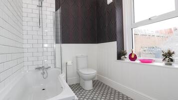 Cottage | Bathroom | Shower, hair dryer