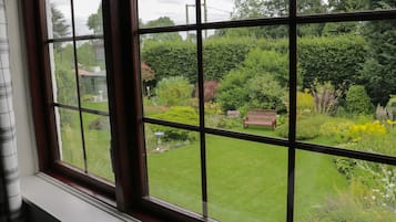 Cottage | 2 bedrooms, individually decorated, individually furnished