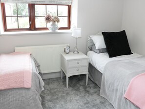 Cottage | 2 bedrooms, individually decorated, individually furnished