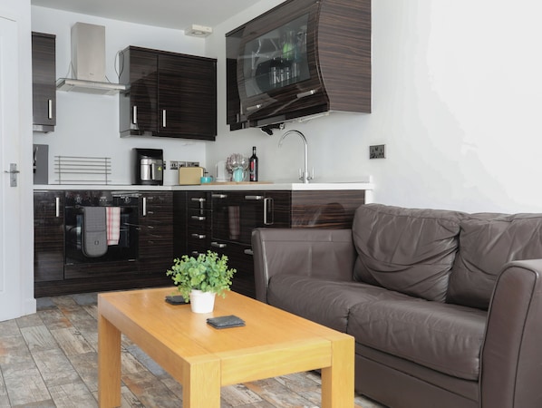 Cottage | Living area | TV