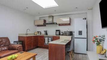 Cottage | Private kitchen | Stovetop, cookware/dishes/utensils