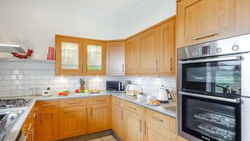 Cottage | Private kitchen | Stovetop, dishwasher, highchair, cookware/dishes/utensils