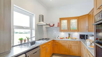 Cottage | Private kitchen | Stovetop, dishwasher, highchair, cookware/dishes/utensils