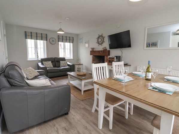 Cottage | Living area | TV, DVD player - Flip Flops (Filey)
