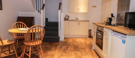 Cottage | Private kitchen | Fridge, microwave, stovetop, cookware/dishes/utensils