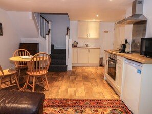Cottage | Private kitchen | Fridge, microwave, stovetop, cookware/dishes/utensils - Sunnyside Garden Cottage (York)