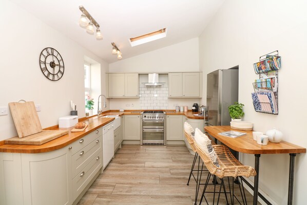 Cottage | Private kitchen | Stovetop, dishwasher, high chair, cookware/dishes/utensils - Cool Stone Cottage (Bideford)