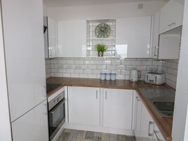 Cottage | Private kitchen | Stovetop, dishwasher, cookware/dishes/utensils