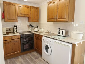 Cottage | Private kitchen | Fridge, microwave, stovetop, dishwasher - Bodegri Cottage (Holyhead)