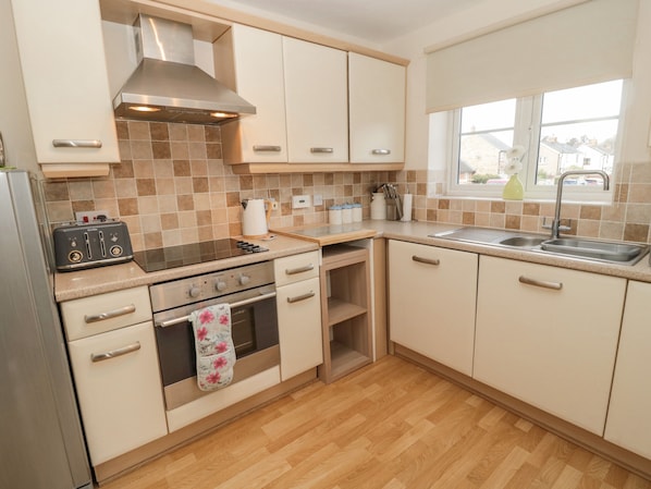 Cottage | Private kitchen | Microwave, dishwasher, cookware/dishes/utensils