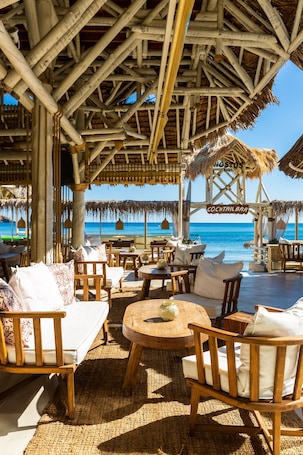 Bar sulla spiaggia. Nostos Beach Boutique Hotel