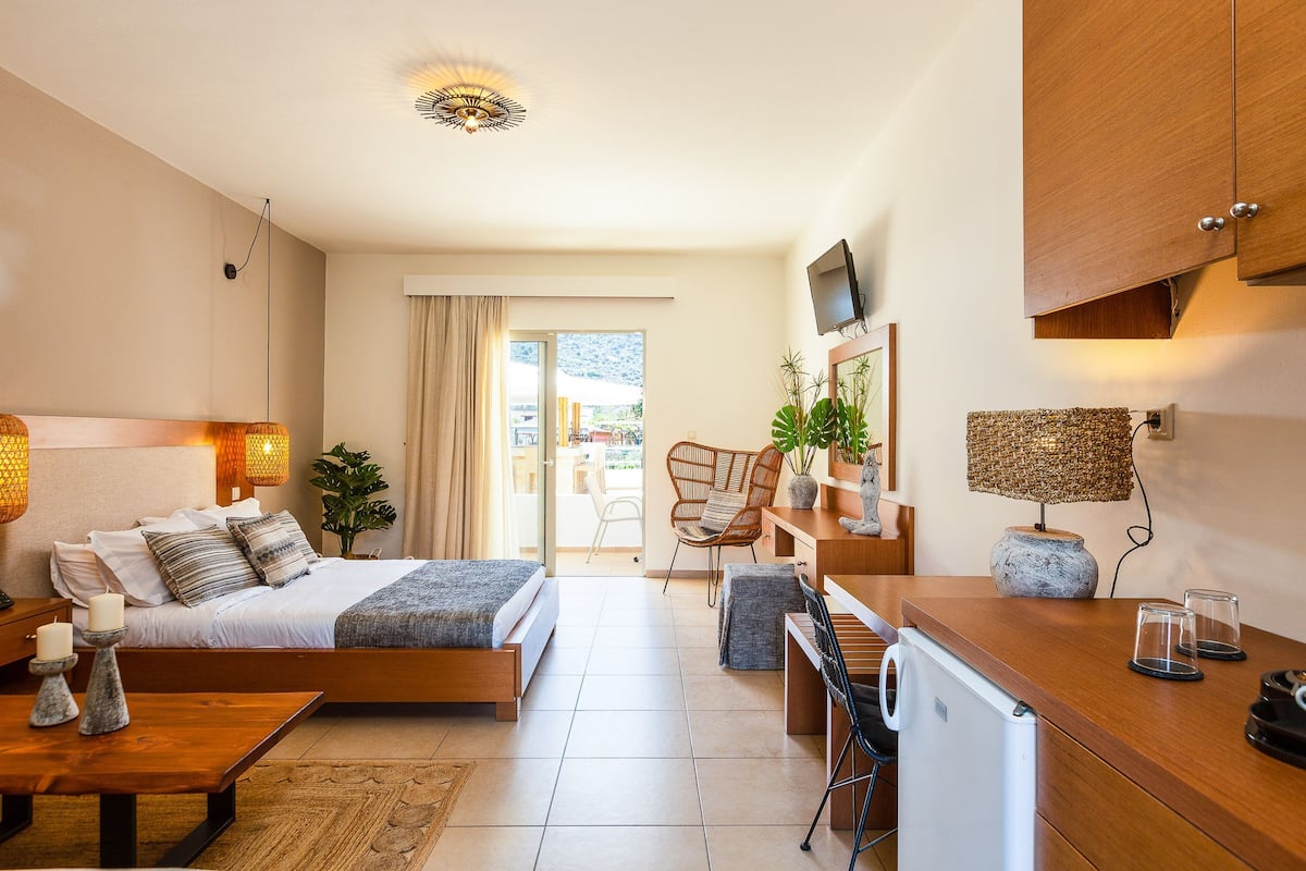 Standard Room with Pool or Mountain View | 1 bedroom, in-room safe, individually decorated, soundproofing