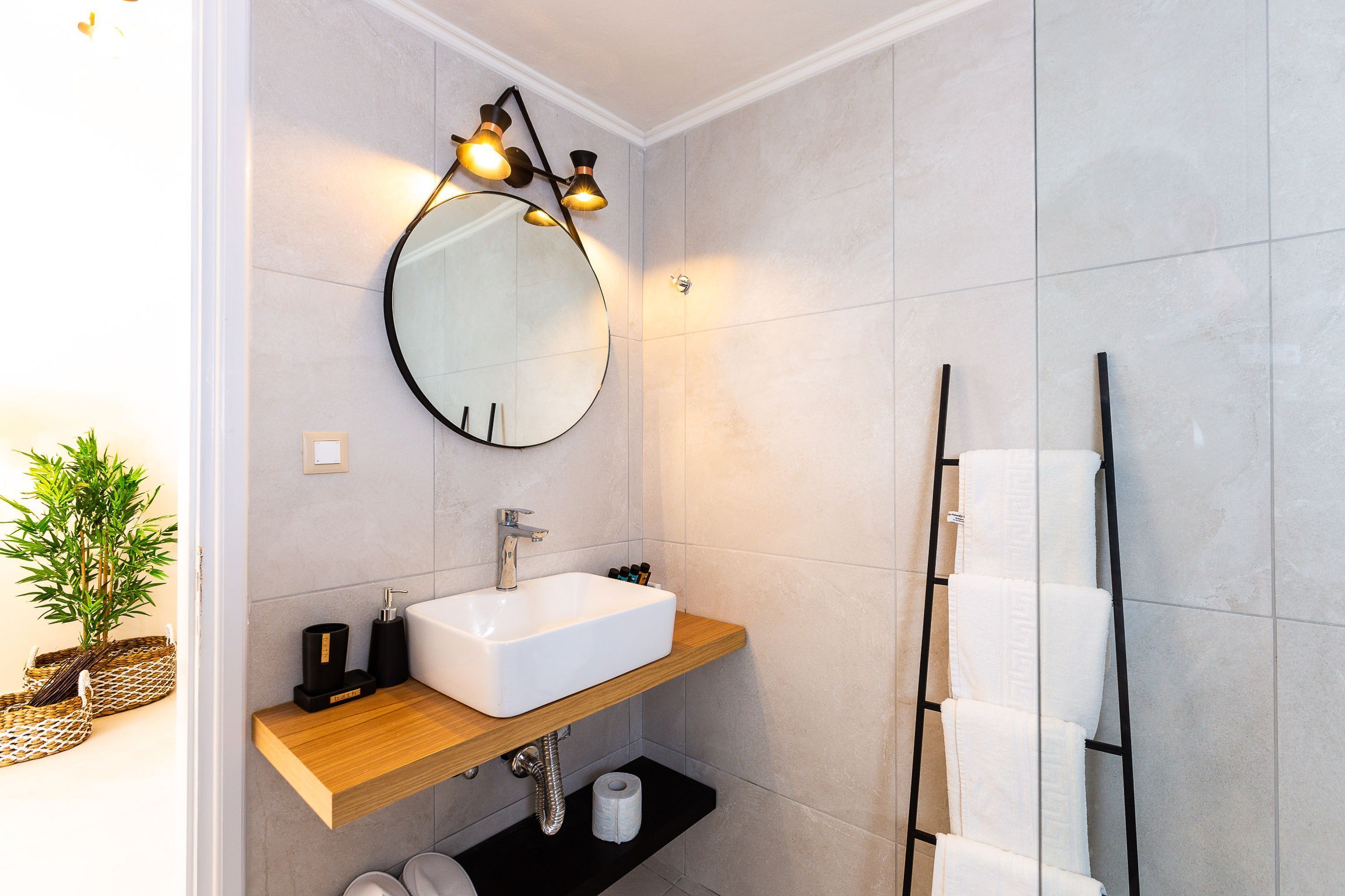 junior suite with sea view | bathroom | free toiletries, hair dryer, towels
