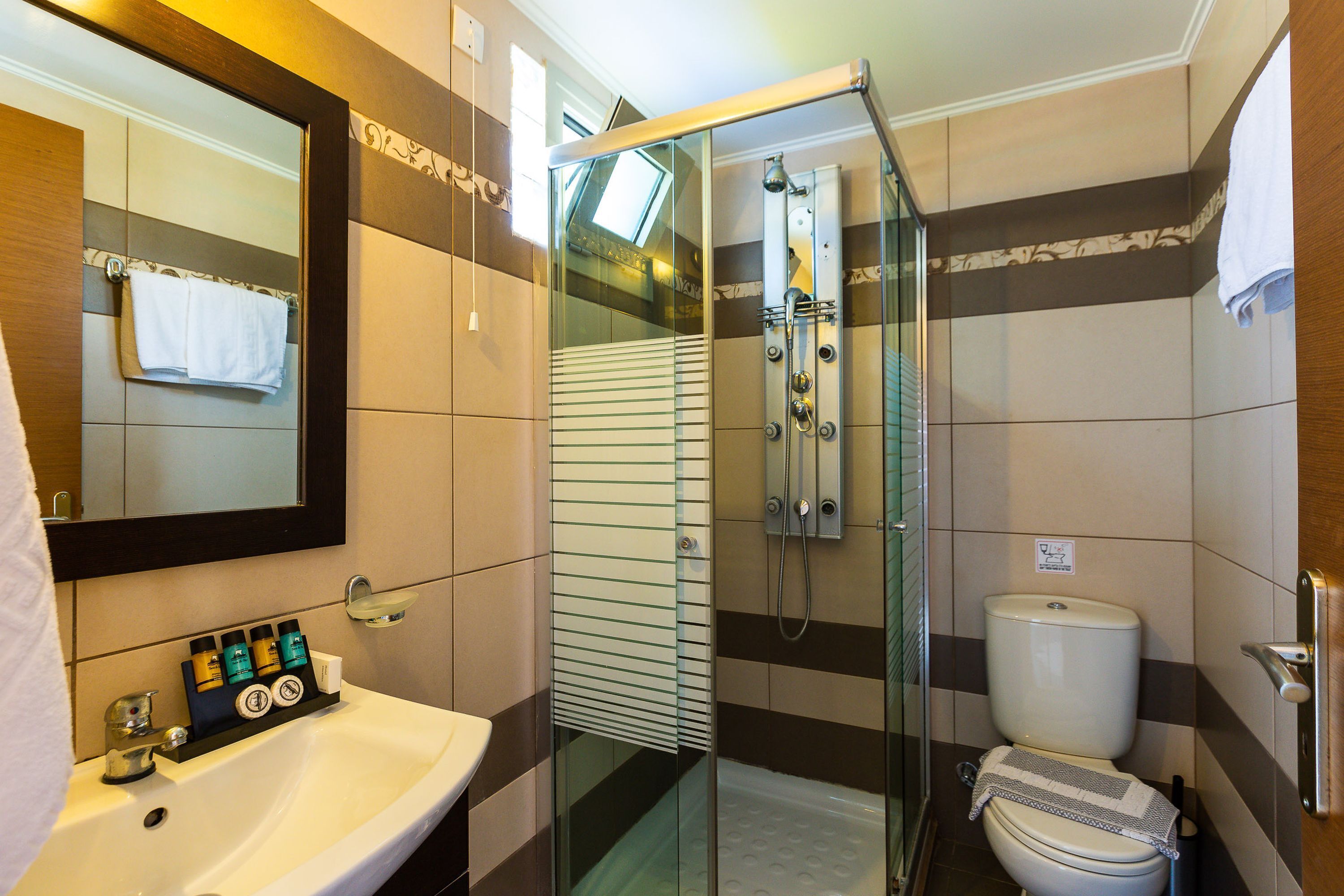 standard room with pool or mountain view | bathroom | free toiletries, hair dryer, towels