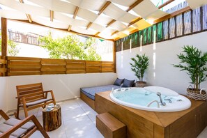 Suite junior | Caja de seguridad en la habitación y decoración personalizada 