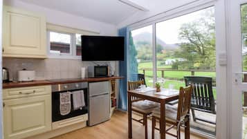 Cottage | Private kitchen | Microwave, stovetop, cookware/dishes/utensils