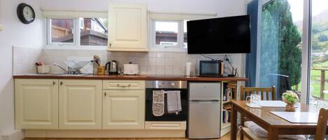 Cottage | Private kitchen | Microwave, stovetop, cookware/dishes/utensils