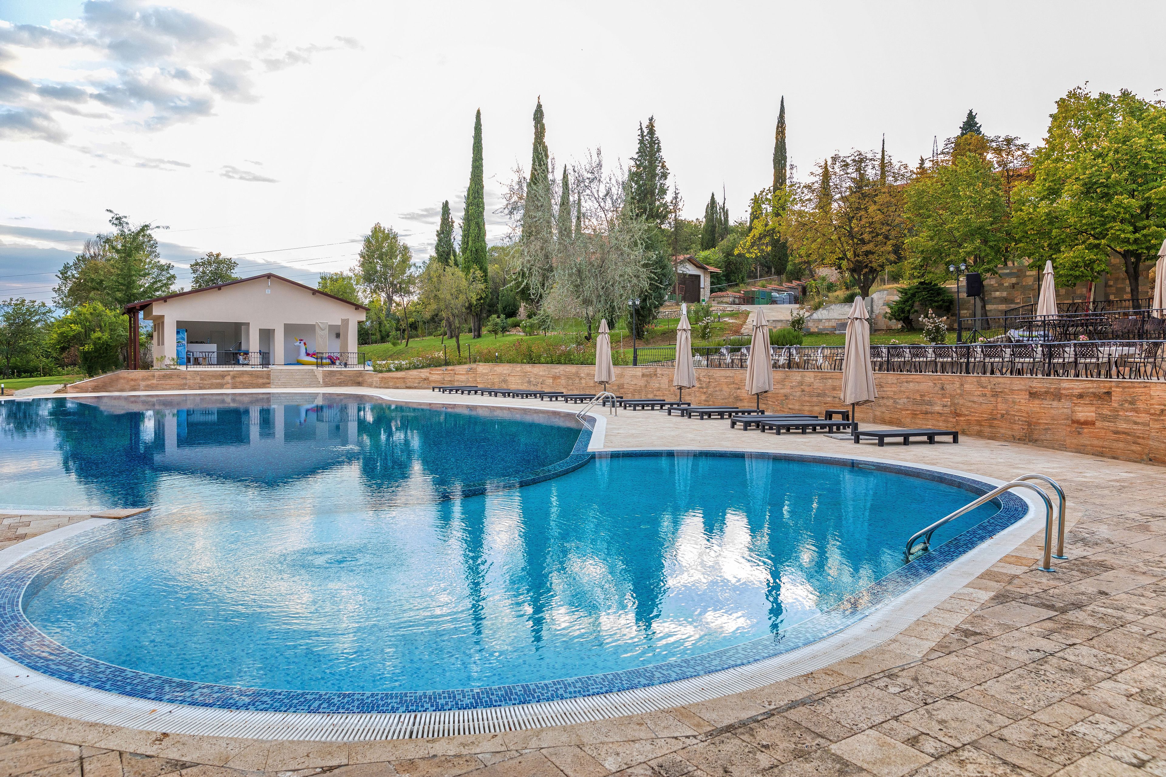 Utendørsbasseng og solsenger