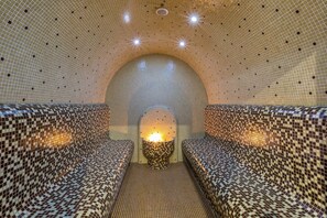 Un sauna, una bañera de hidromasaje, baño turco, baño turco/hammam