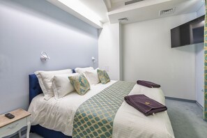 迷你吧、客房内保险箱、办公桌、遮光窗帘