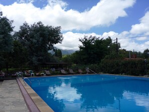 2 piscinas al aire libre, sombrillas, sillones reclinables de piscina