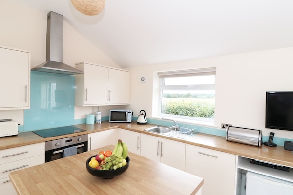 Cottage | Private kitchen | Fridge, microwave, stovetop, dishwasher