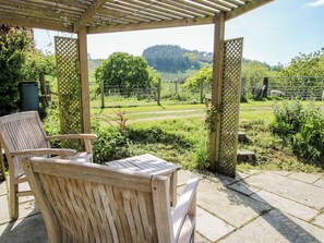 Cottage | Terrace/patio - The Old Beams at Pont y Forwyn (Llansantffraid-ym-Mechain)