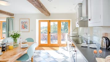 Cottage | Private kitchen | Dishwasher, cookware/dishes/utensils