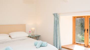 Cottage | 2 bedrooms, individually decorated, individually furnished, free WiFi