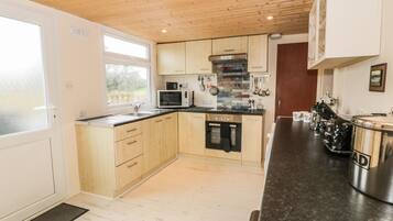 Cottage | Dapur pribadi | Lemari es, microwave, kompor, dan mesin pencuci piring