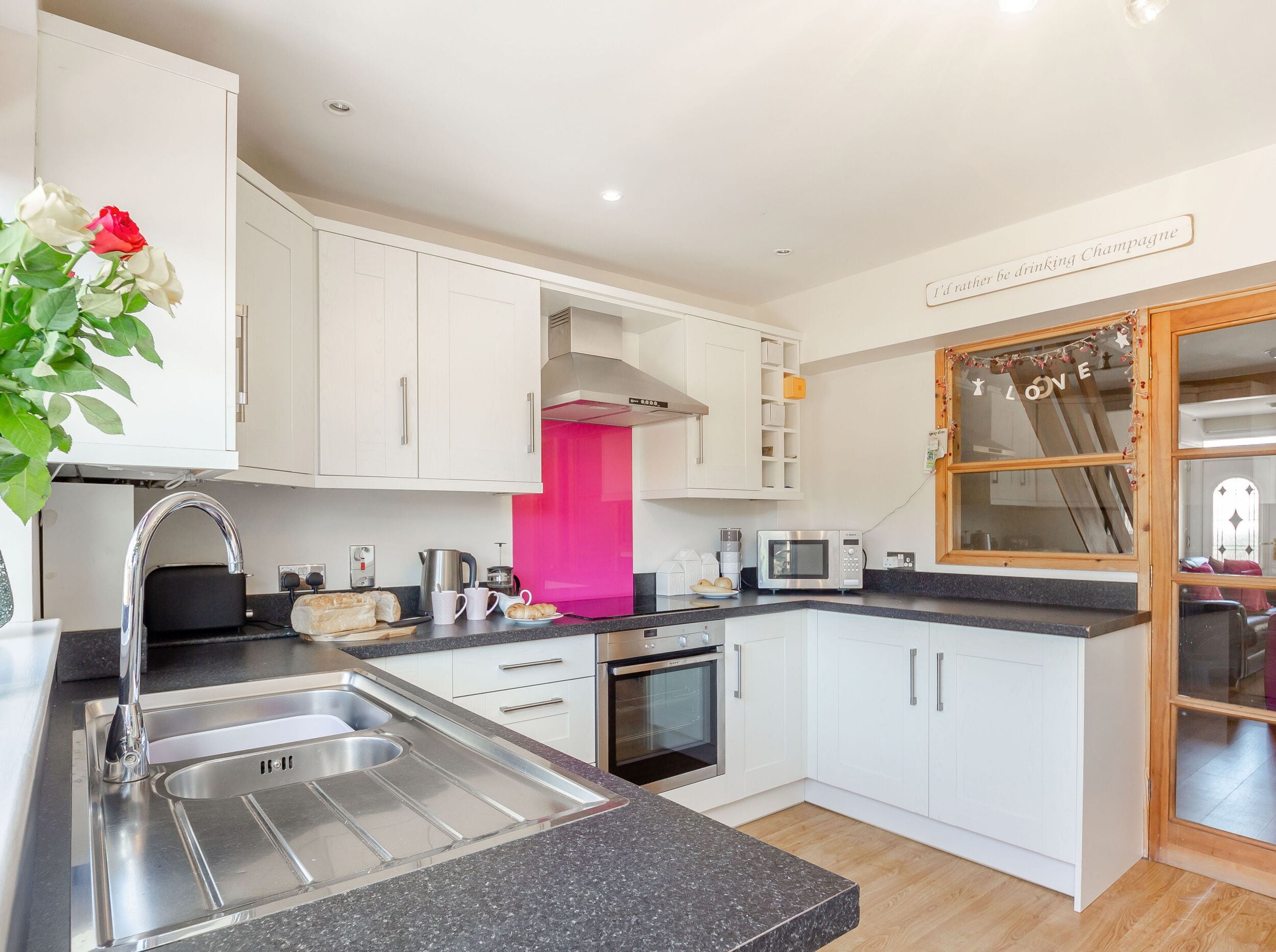 コテージ | 専用キッチン | 冷蔵庫、電子レンジ、コンロ、調理  器具と食器