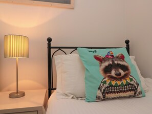 2 bedrooms, individually decorated, individually furnished, free WiFi - Dotty's Sunshine Cottage (Filey)