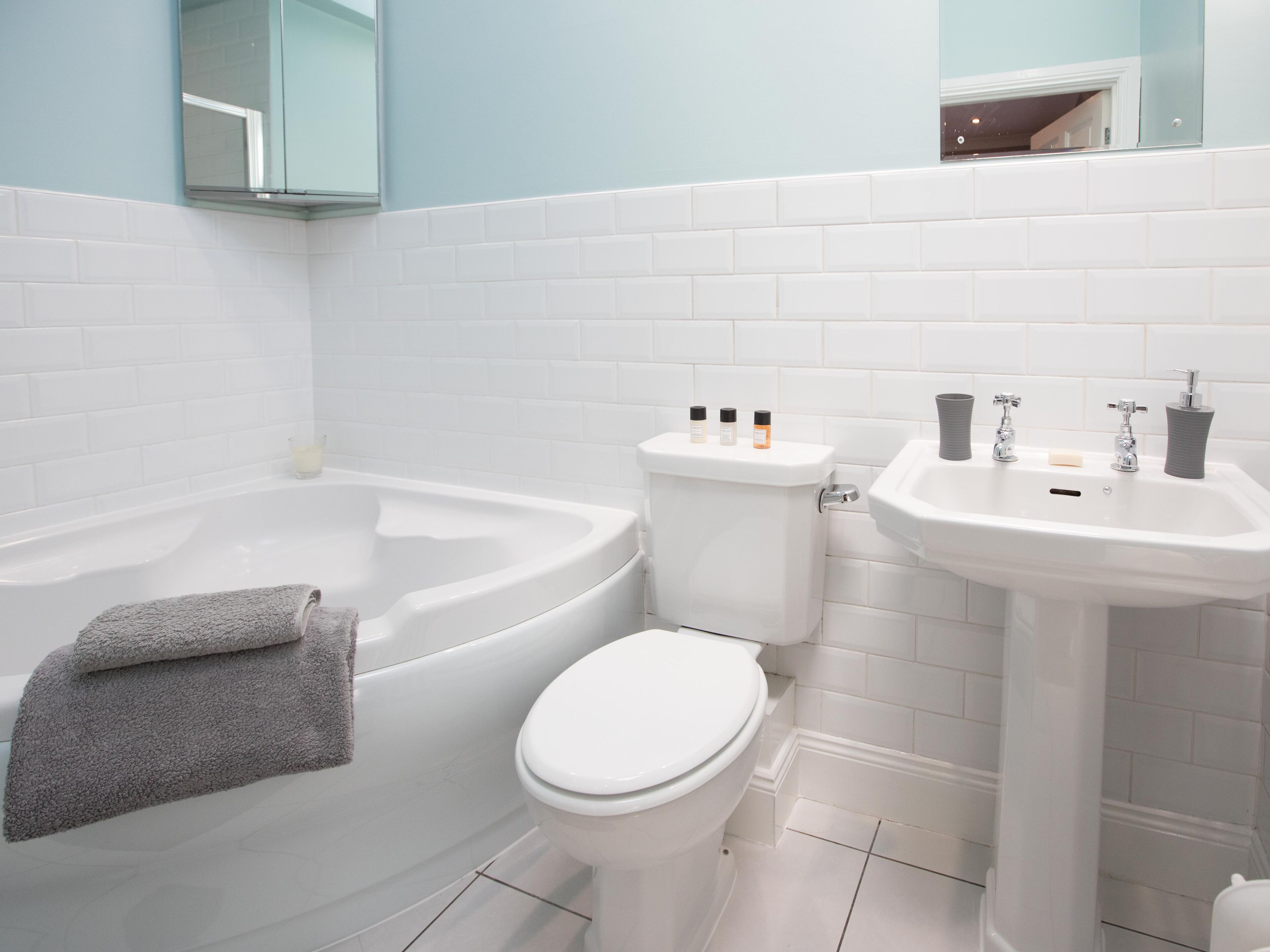 Un bagno con vasca, WC e lavandino.