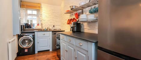 Casa rural | Cuina privada | Microones, placa de cuina i utensilis de cuina, vaixella i coberteria