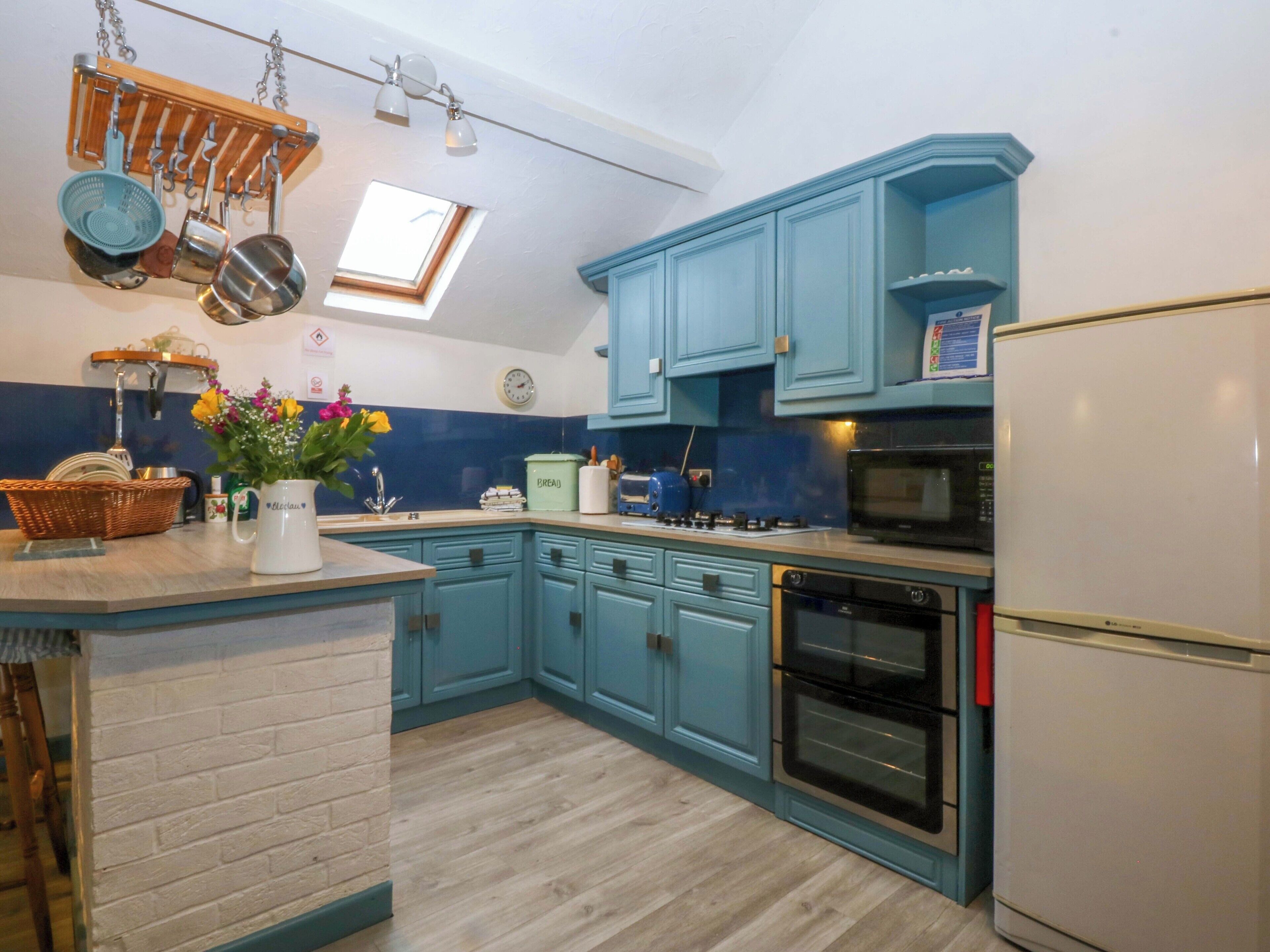 Cottage | Private kitchen | Fridge, microwave, stovetop, dishwasher