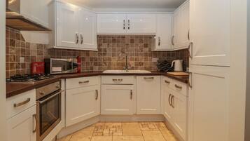 Stovetop, dishwasher, cookware/dishes/utensils