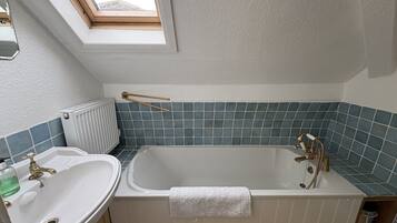 Casa rural | Bany | Dutxa i assecador de cabells