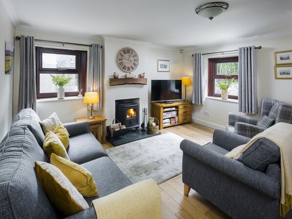 Cottage | Living room | TV, DVD player - Ellwood House (Wigton)