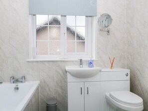 Cottage | Badkamer | Een douche, een haardroger