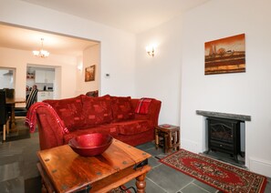 Cottage | Woonkamer | Een televisie en een open haard