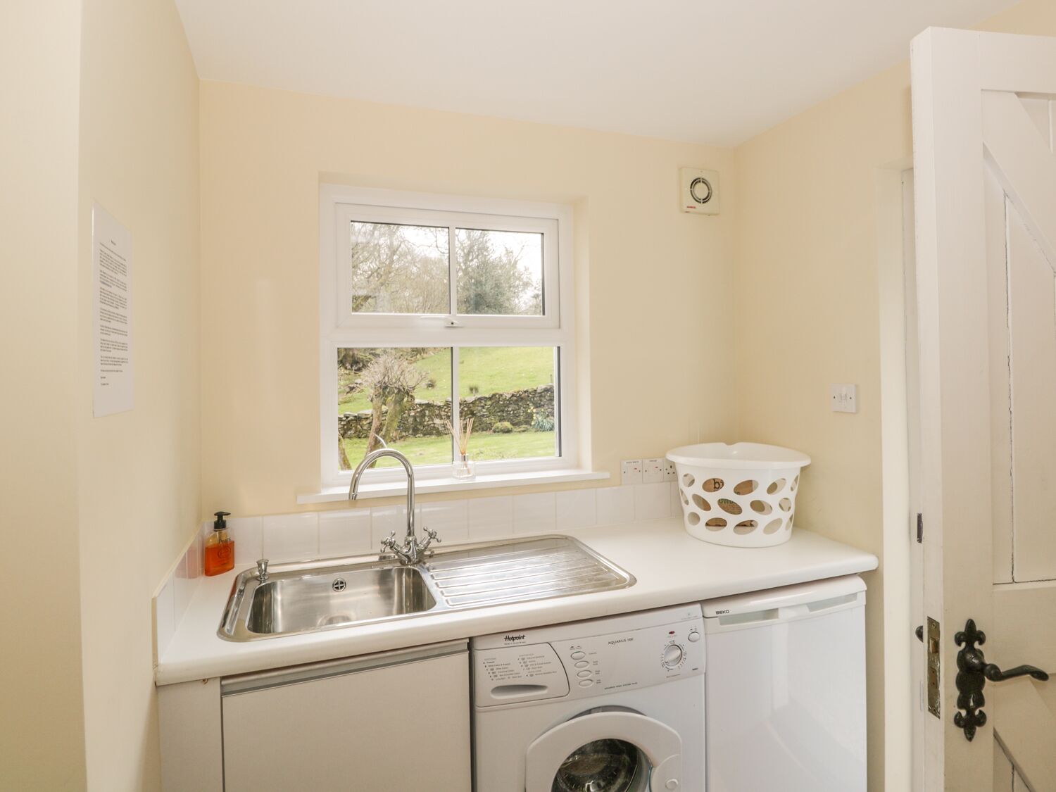 Cottage | Private kitchen | Fridge, stovetop, dishwasher, highchair