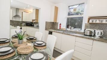 村舍 | 私人厨房 | 冰箱、洗碗机、高脚椅、厨具/餐具